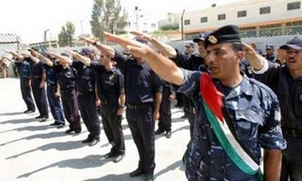 Le salut hitlérien de la police palestinienne (Autorité Palestinienne) en Cisjordanie